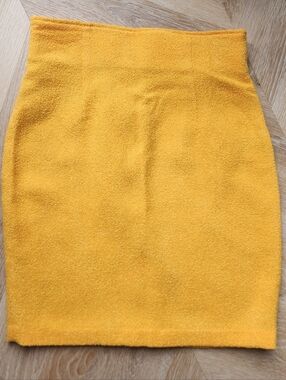 Incredible Vintage Yellow Wool Pencil Skirt By Sisley - Made in Italy